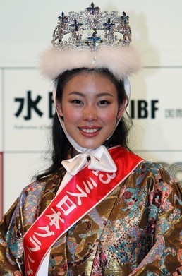 Erika Suzuki đêm đăng quang Hoa hậu Nhật Bản 2013.
